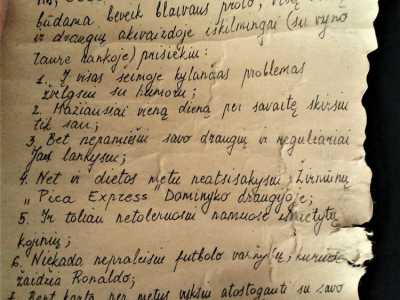 Il giovane cos� ha stappato la bottiglia e srotolato il foglio giallo dai bordi irregolari. Si � ritrova davanti a un testo scritto in maniera elegante scritto in lituano